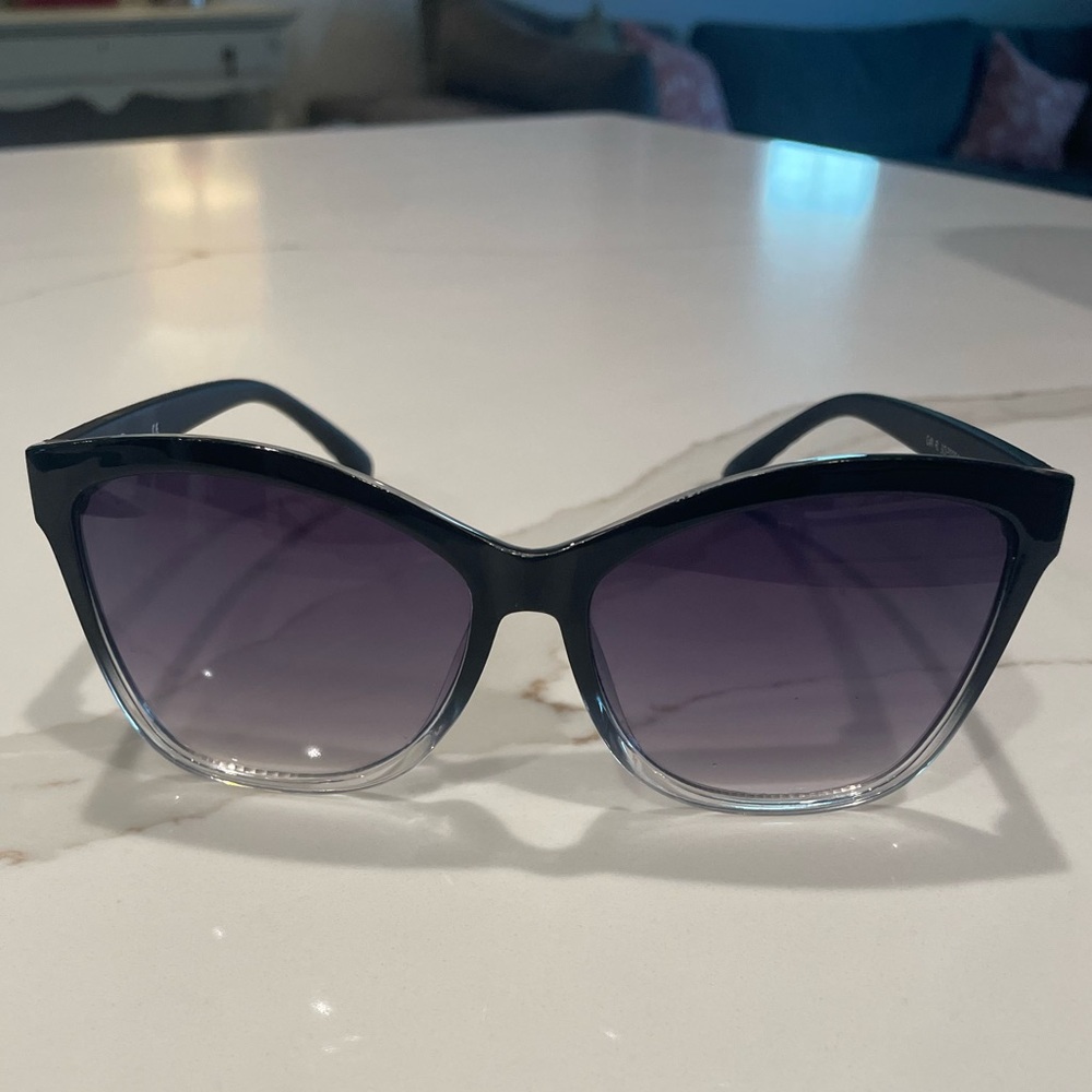 Jessica Simpson Quilted Frame Rectangular Sunglasses - Picture 2 of 6